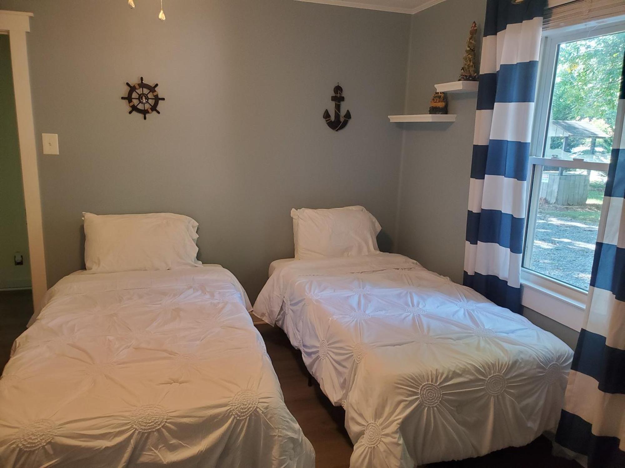Private Single Level Standalone House Large Lot - 3 Bedrooms Шарлотт Екстер'єр фото